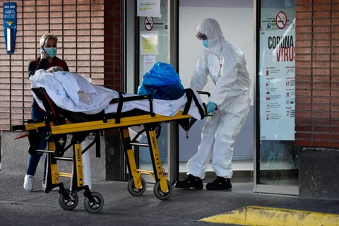 Chuyển bệnh nhân mắc COVID-19 tới bệnh viện Severo Ochoa ở Leganes, Tây Ban Nha ngày 26/3/2020. (Ảnh: AFP/TTXVN)