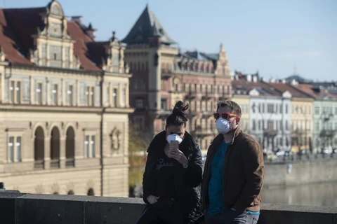Người dân đeo khẩu trang nhằm ngăn chặn sự lây lan của dịch COVID-19 ở Praha, CH Séc ngày 18/3/2020. (Ảnh: AFP/TTXVN)
