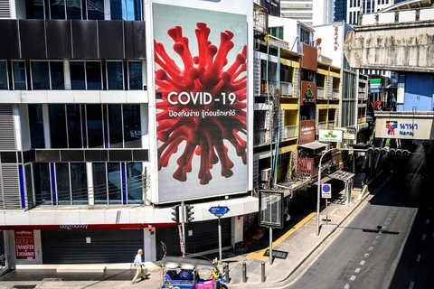 Biển thông tin về dịch COVID-19 trên một đường phố ở Bangkok, Thái Lan, ngày 26/3/2020. (Ảnh: AFP/TTXVN)