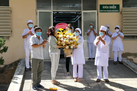 Đại diện các bệnh nhân tặng hoa cám ơn đội ngũ y, bác sỹ bệnh viện tỉnh Bình Thuận. (Ảnh: Nguyễn Thanh/TTXVN)