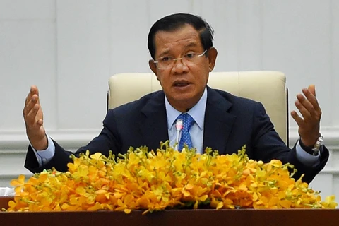 Thủ tướng Campuchia Samdech Hun Sen tại cuộc họp báo ở Phnom Penh. (Ảnh: AFP/TTXVN)