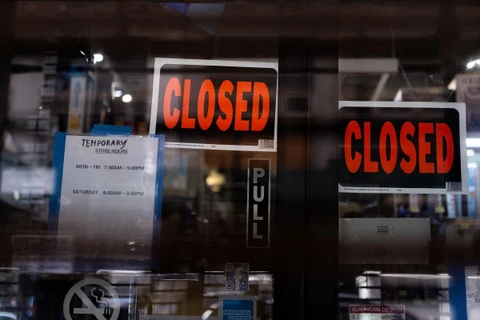 Một cửa hàng phải đóng cửa do lệnh phong tỏa nhằm chống dịch COVID-19 tại Manhattan, New York, Mỹ. (Ảnh: Reuters)