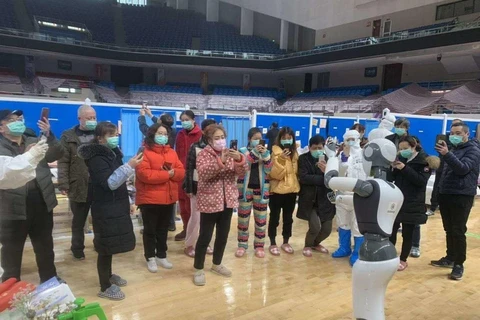 Robot Cloud Ginger hướng dẫn các bệnh nhân vận động tại bệnh viện Vũ Hán, Trung Quốc. (Nguồn: CloudMinds)