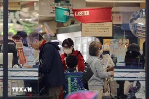 Người dân mua hàng trong siêu thị tại thủ đô Tokyo, Nhật Bản ngày 8/4/2020 trong bối cảnh dịch COVID-19 lan rộng. (Ảnh: THX/TTXVN)