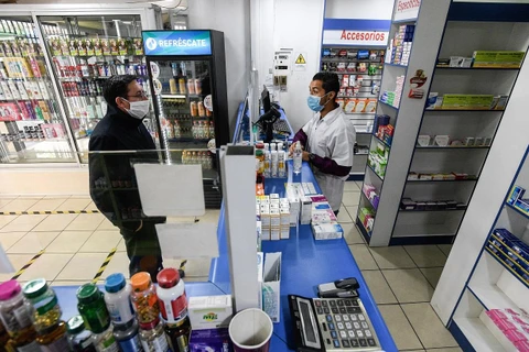 Người dân mua thuốc tại hiệu thuốc ở Santiago, Chile, ngày 7/4/2020 trong bối cảnh dịch COVID-19 lan rộng. (Ảnh: THX/TTXVN)