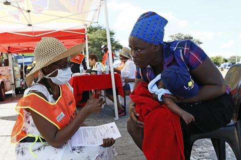 Một trạm khai báo y tế nhằm ngăn chặn dịch bệnh COVID-19 tại Hammanskraal, Nam Phi, ngày 25/3/2020. (Ảnh: AFP/TTXVN)