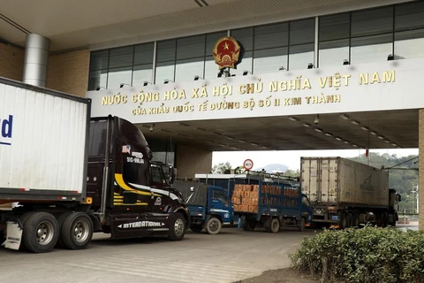 Các xe chờ làm thủ tục xuất khẩu hàng hoá qua cửa khẩu quốc tế đường bộ số II Kim Thành. (Ảnh: Quốc Khánh/TTXVN)