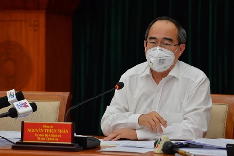 Bí thư Thành ủy Thành phố Hồ Chí Minh Nguyễn Thiện Nhân chủ trì cuộc họp tại điểm cầu Thành ủy. (Ảnh: TTXVN phát)