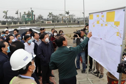 Bộ trưởng Nguyễn Văn Thể làm việc với tỉnh Ninh Bình về tình hình triển khai dự án cao tốc Bắc-Nam. (Ảnh: Đức Phương/TTXVN)