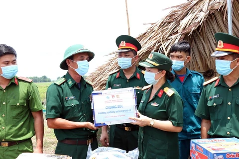 Đại diện Ban Phụ nữ Quân khu 7 trao tặng quà cho Chốt kiểm dịch biên giới số 7 Mộc Bài, huyện Bến Cầu, tỉnh Tây Ninh. (Ảnh: Xuân Khu/TTXVN)