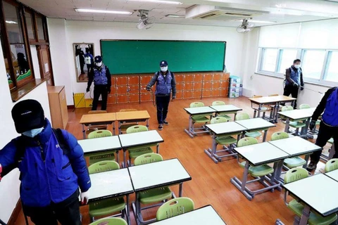 Nhân viên phun thuốc khử khuẩn phòng ngừa dịch COVID-19 tại trường học Hàn Quốc. (Nguồn: ABC News)