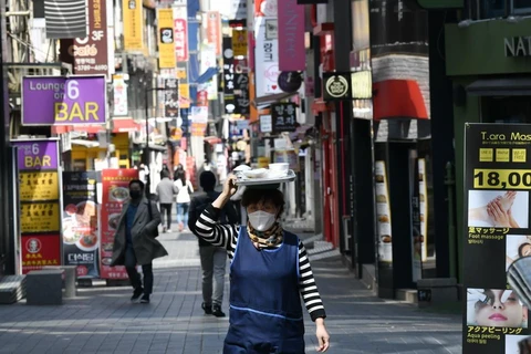 Người dân đeo khẩu trang phòng lây nhiễm COVID-19 tại Seoul, Hàn Quốc, ngày 23/4/2020. (Ảnh: AFP/TTXVN)