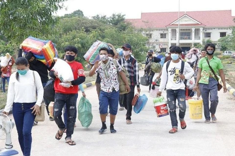 Người lao động Campuchia trở về nước từ Thái Lan do dịch COVID-19. (Nguồn: AKP)