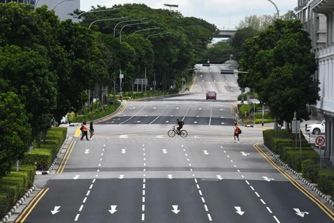 Giao thông thưa thớt tại một tuyến phố ở Singapore khi lệnh cách ly xã hội được ban bố do dịch COVID-19, ngày 7/4/2020. (Ảnh: THX/TTXVN)