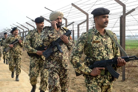 Binh sỹ Ấn Độ tuần tra tại hàng rào biên giới với Pakistan. (Nguồn: AFP)