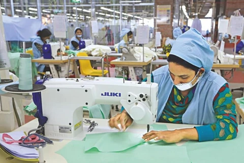Công nhân tại một nhà máy may mặc tại Bangladesh. (Nguồn: lightcastlebd.com)