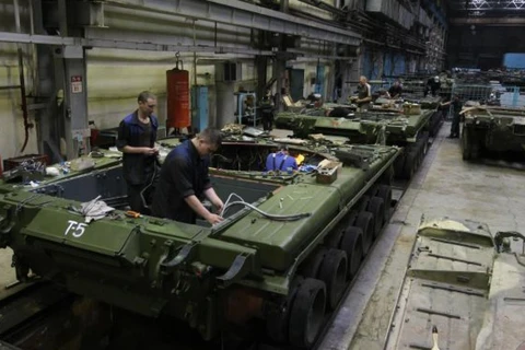 Công nhân làm việc tại một nhà máy quốc phòng của Nga. (Nguồn: themoscowtimes.com)