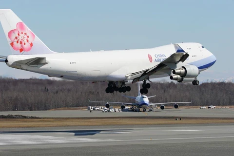 Một chiếc máy bay vận tải của hãng hàng không China Air hạ cánh tại sân bay Ted Stevens Anchorage. (Nguồn: ADN)