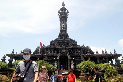 Khách du lịch Trung Quốc tham quan đền Bajra Sandi tại Bali, Indonesia. (Nguồn: ANN)