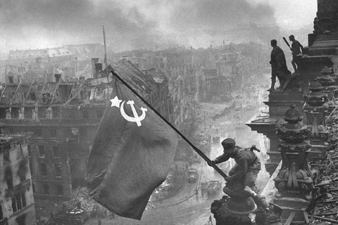 Người lĩnh Hồng quân Liên Xô vẫy cờ chiến thắng tại Berlin, Đức ngày 2/5/1945. (Nguồn: Wikipedia)