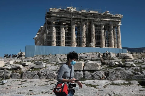 Du khách tham quan đền Parthenon tại khu khảo cổ Acropolis ở Athen, Hy Lạp. (Nguồn: Reuters)