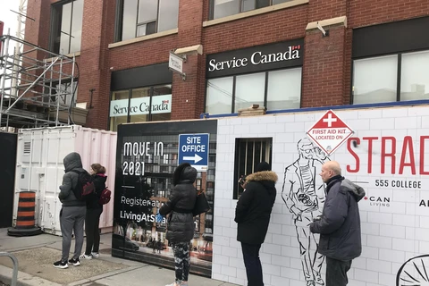 Người dân xếp hàng nộp đơn xin nhận trợ cấp thất nghiệp tại Toronto, Canada. (Nguồn: CTV Toronto News)