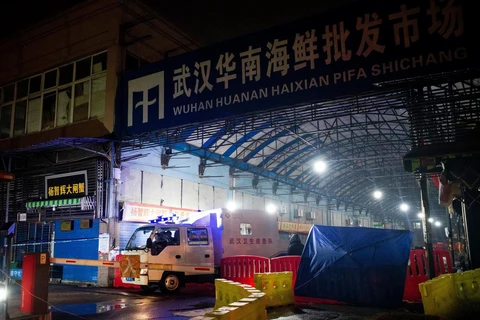 Chợ hải sản Hoa Nam ở Vũ Hán, tỉnh Hồ Bắc, Trung Quốc, bị đóng cửa ngày 11/1/2020, sau khi phát hiện các bệnh nhân nhiễm COVID-19. (Ảnh: AFP/ TTXVN)