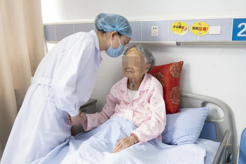 Nhân viên y tế chăm sóc bệnh nhân COVID-19 tại bệnh viện ở Thành Đô, tỉnh Tứ Xuyên, Trung Quốc ngày 8/5/2020. (Ảnh: THX/TTXVN)