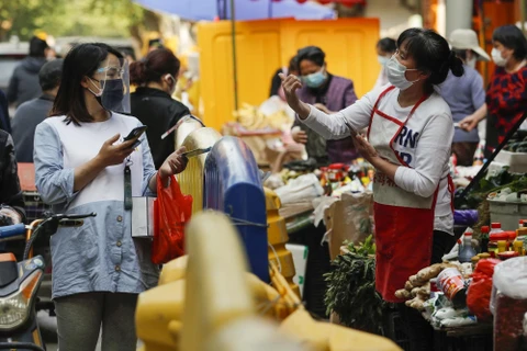 Người dân mua sắm tại một khu chợ tại Vũ Hán, Trung Quốc ngày 16/4/2020. (Ảnh: THX/TTXVN)