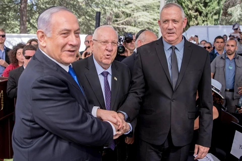 Từ trái sang: Thủ tướng Israel Benjamin Netanyahu, Tổng thống Israel Reuven Rivlin và Thủ lĩnh đảng Xanh-Trắng Benny Gantz tại cuộc gặp ở Jerusalem. (Ảnh: AFP/TTXVN)