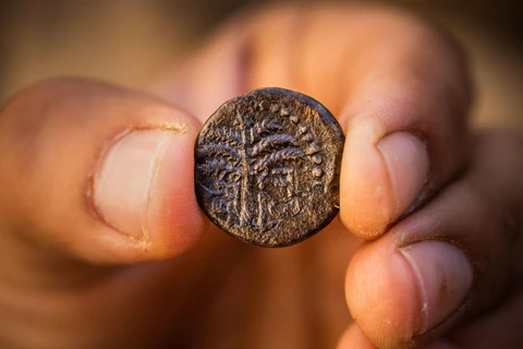 Đồng tiền cổ có niên đại 1.900 năm được phát hiện tại Jerusalem. (Nguồn: City of David Archive)