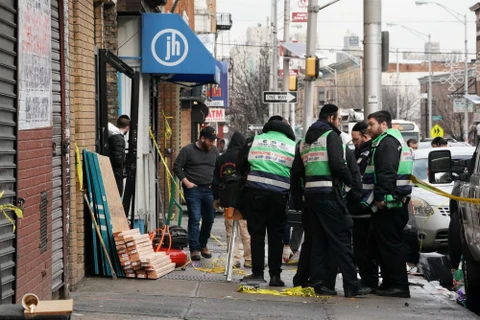 Lực lượng chức năng điều tra tại hiện trường vụ nổ súng ở một cửa hàng tạp hóa bán đồ dành cho người Do Thái tại bang New Jersey, Mỹ ngày 10/12/2019. (Ảnh: AFP/TTXVN)