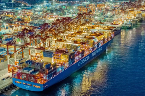 Tàu container neo tại cảng thương mại quốc tế ở Thanh Đảo, tỉnh Sơn Đông, Trung Quốc ngày 21/11/2019. (Ảnh: AFP/TTXVN)