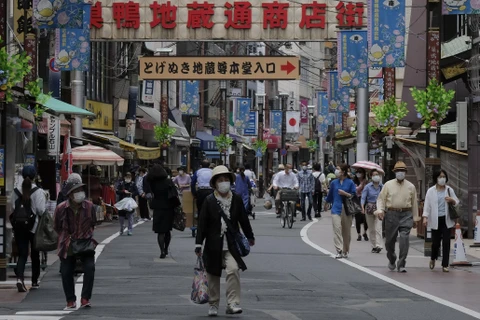 Người dân đeo khẩu trang phòng lây nhiễm COVID-19 tại Tokyo, Nhật Bản ngày 12/5/2020. (Ảnh: AFP/TTXVN)