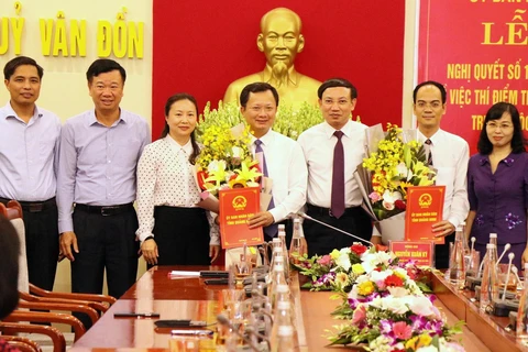 Phó Chủ tịch Uỷ ban nhân dân tỉnh Quảng Ninh Cao Tường Huy (đứng giữa) được bổ nhiệm làm Trưởng Ban quản lý Khu kinh tế Vân Đồn. (Ảnh: Văn Đức/TTXVN)