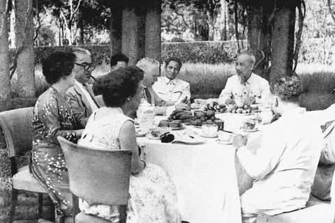 Chủ tịch Hồ Chí Minh tiếp Đoàn Nghị sỹ Quốc hội Anh sang thăm Việt Nam (4/5/1957). (Ảnh: Tư liệu/TTXVN phát)