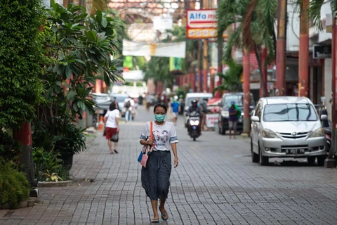 Người dân đeo khẩu trang nhằm ngăn chặn sự lây lan của dịch COVID-19 tại Jakarta, Indonesia ngày 1/4/2020. (Ảnh: THX/TTXVN)