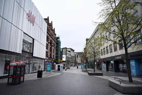 Các cửa hàng đóng cửa do dịch COVID-19 tại Liverpool, Anh ngày 18/4/2020. (Ảnh: AFP/TTXVN)