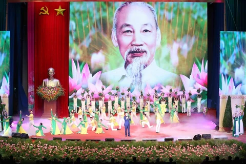 Tiết mục nghệ thuật biểu diễn tại Lễ kỷ niệm 130 năm Ngày sinh Chủ tịch Hồ Chí Minh. (Ảnh: Phương Hoa/TTXVN)