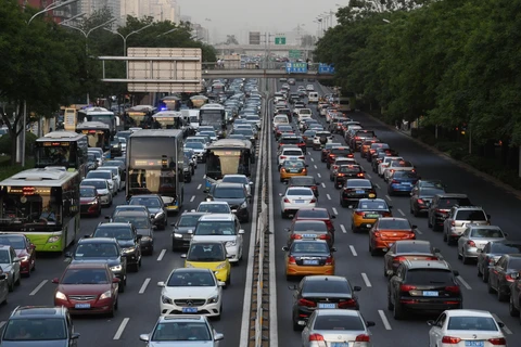 Ô tô lưu thông trên một tuyến đường ở thủ đô Bắc Kinh, Trung Quốc ngày 12/5/2020. (Ảnh: AFP/TTXVN)