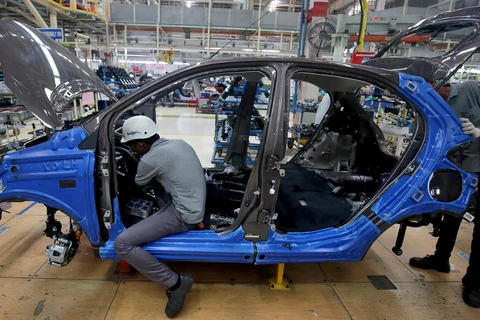 Công nhân làm việc tại nhà máy lắp ráp ôtô ở Ahmedabad, Ấn Độ. (Nguồn: Reuters)
