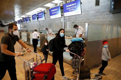 Hành khách tại sân bay quốc tế Ben Gurion, Israel. (Nguồn: Reuters)