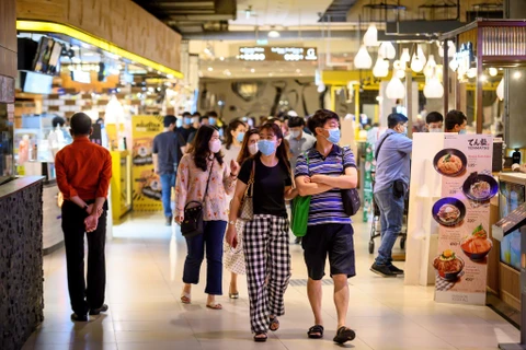 Người dân mua sắm tại một trung tâm thương mại ở Bangkok, Thái Lan ngày 17/5/2020. (Ảnh: AFP/TTXVN)