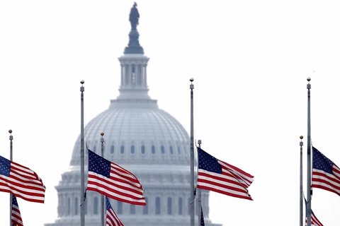 Mỹ treo cờ rủ tưởng niệm các nạn nhân dịch COVID-19. (Nguồn: Fox 4)