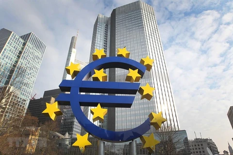 Biểu tượng đồng euro tại Frankfurt, Đức. (Ảnh: AFP/TTXVN)