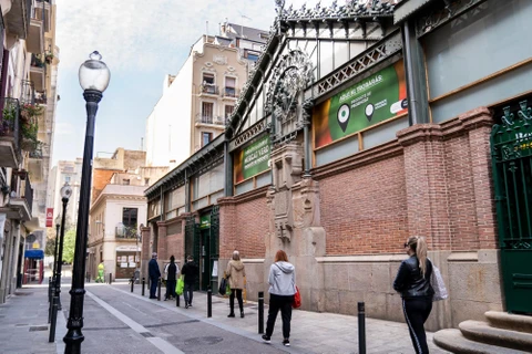 Người dân tuân thủ quy định giãn cách xã hội khi xếp hàng vào một khu chợ ở Barcelona, Tây Ban Nha ngày 9/5/2020. (Ảnh: THX/TTXVN)