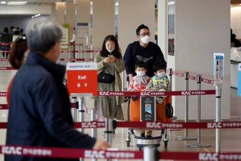 Hành khách tại sân bay quốc tế Gimpo, Seoul, Hàn Quốc. (Nguồn: Reuters)