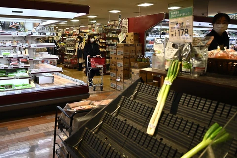 Người dân mua hàng trong siêu thị ở Tokyo, Nhật Bản ngày 6/4/2020. (Ảnh: AFP/TTXVN)