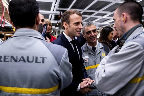 Tổng thống Pháp Emmanuel Macron thăm nhà máy của Renault tại Maubeuge. (Nguồn: Reuters)