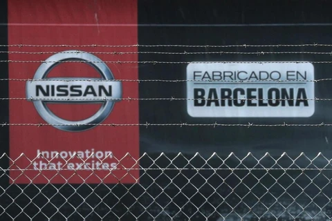 Biểu tượng bên ngoài nhà máy sản xuất của Nissan tại Barcelona, Tây Ban Nha. (Nguồn: Reuters)